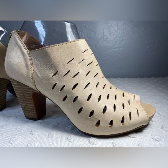 LADIES CLARKS OKENA POSH LEATHER ZIP CASUAL PEEP TOE HEELED MULES - Picture 3 of 16